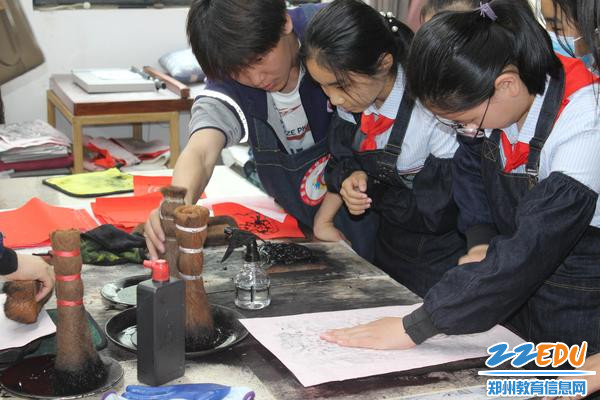 6校优秀学生教二七区艺术小学同学们体验实践制作木版年画 6校优秀学生教二七区艺术小学同学们体验实践制作木版年画