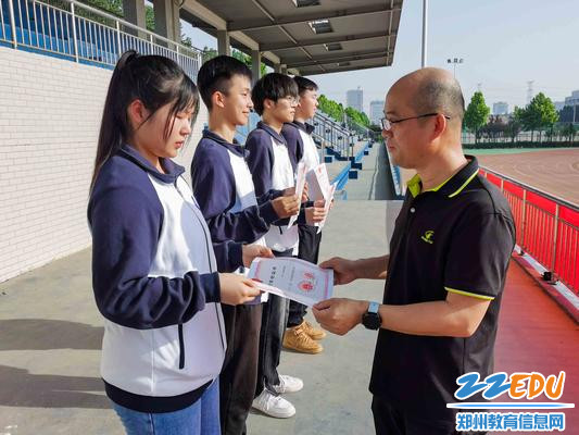 1副校长王宏亮为获得国家奖学金的同学颁奖