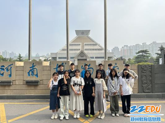 7..学生在河南博物院合影