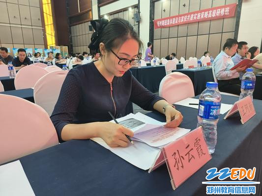 孙云霞老师在认真准备中