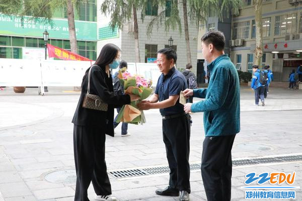 张新慧、李志刚向班主任送花，表示祝福和感谢