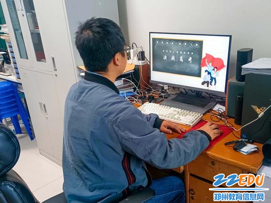 1.教务处副主任李鹏在进行高考前诚信教育和心理辅导 1.教务处副主任李鹏在进行高考前诚信教育和心理辅导