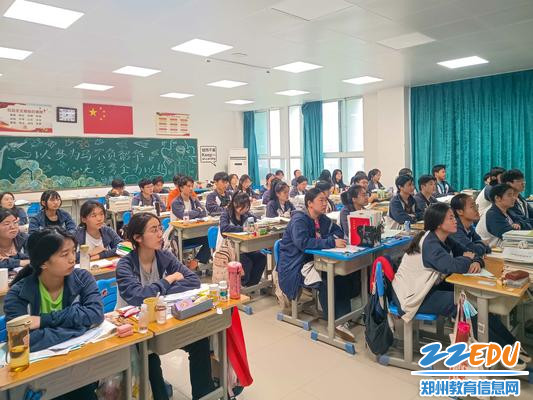 3.同学们在认真观看诚信教育和心理辅导直播 3.同学们在认真观看诚信教育和心理辅导直播