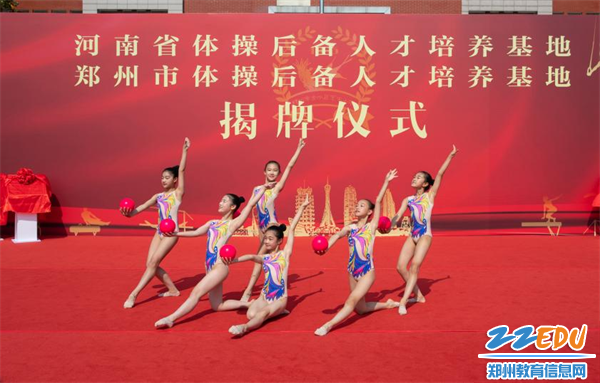 图片2 艺术小学金科校区体操社团学生现场表演
