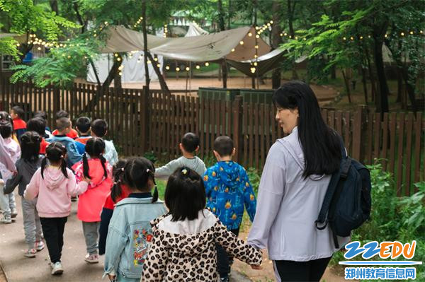 郑州市教工幼儿园党支部书记、园长陈春和孩子们一起接触大自然