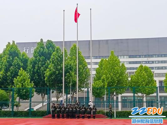 1.校国旗护卫队在执行升旗任务 1.校国旗护卫队在执行升旗任务