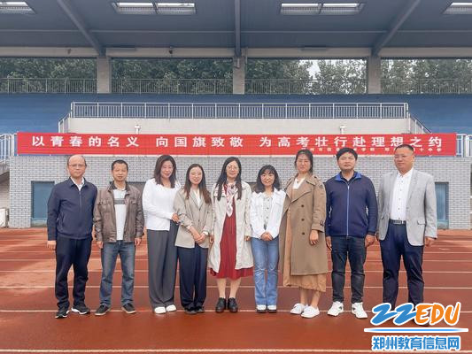 4.校领导和高三年级的各位班主任老师合影留念 4.校领导和高三年级的各位班主任老师合影留念