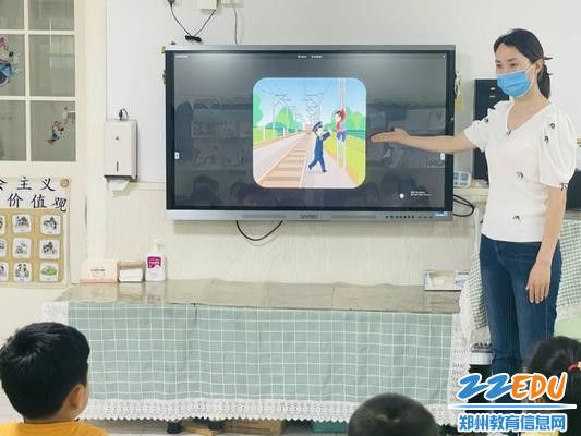 1老师为幼儿讲解铁路”七不“知识 1老师为幼儿讲解铁路”七不“知识