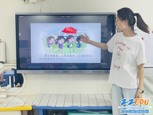 2老师带领幼儿学习铁路安全小儿歌 2老师带领幼儿学习铁路安全小儿歌