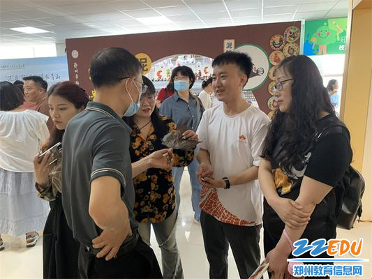 在郑州市校本课程展示中陈朝勇老师介绍课程开发经验