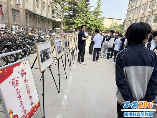 策展人、教师发展中心负责人张怡博点评画作 1_副本 策展人、教师发展中心负责人张怡博点评画作 1_副本