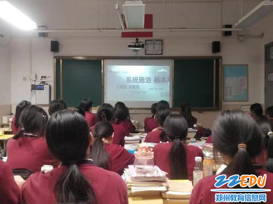 学生观看廉政影视片