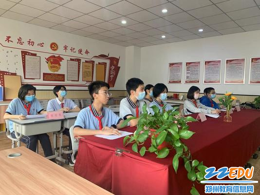 4.2025届学生大众评审团认真评判 4.2025届学生大众评审团认真评判