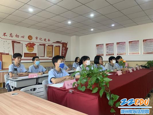 5.2024届学生大众评审团认真倾听 5.2024届学生大众评审团认真倾听