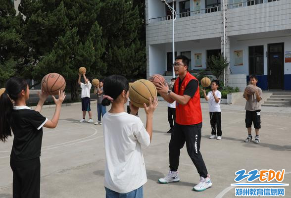 2郑州九中体育教师史向毅带领孩子们学习篮球运动技巧