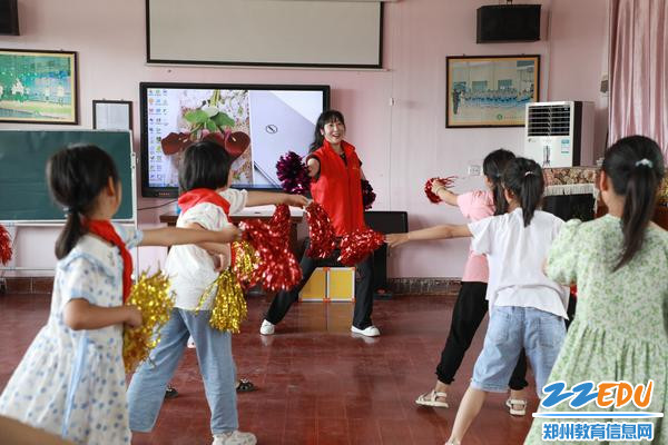 3郑州九中舞蹈教师张欣带领孩子们学习啦啦操