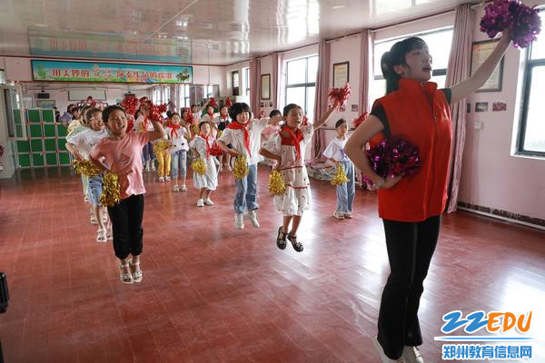 4孩子们跟张欣老师一起跳新学的啦啦操