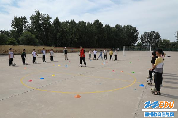 5郑州九中体育教师杜宇带领孩子们学习足球运动技巧