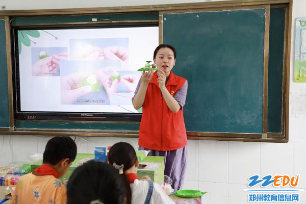 6郑州九中美术教师马静文带领孩子做端午主题手工——划龙舟的小粽子