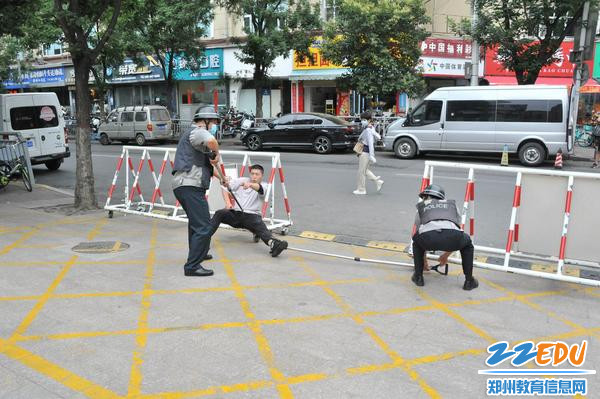 阻止”歹徒“进入校园 阻止”歹徒“进入校园