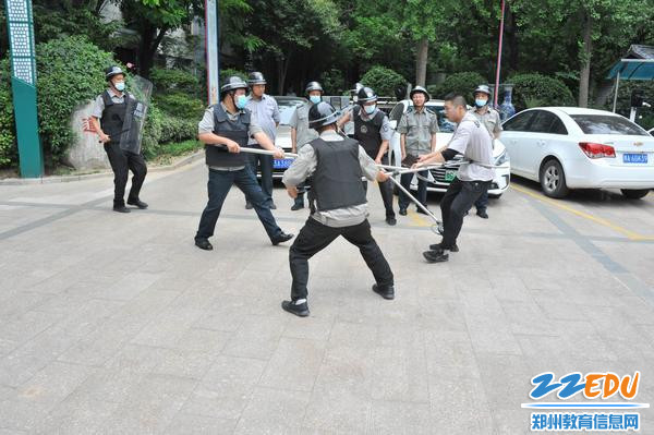集中力量制服”歹徒“ 集中力量制服”歹徒“