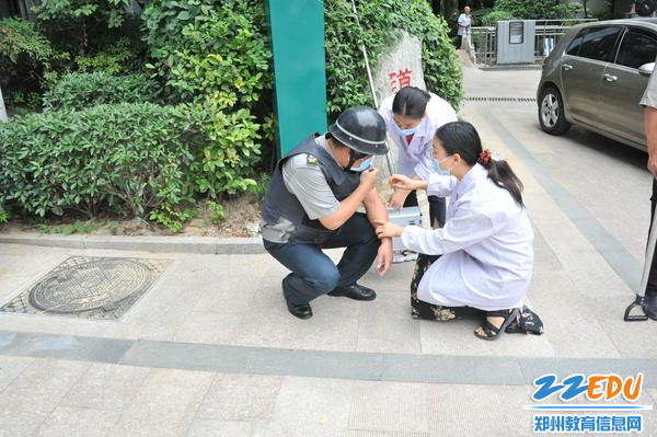 救护小组实施伤员救治 救护小组实施伤员救治