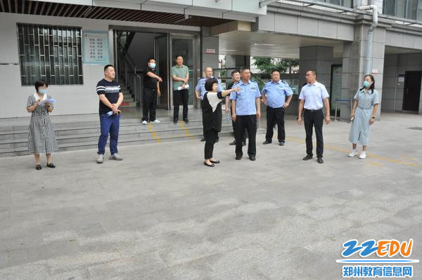 检查组了解学校情况 检查组了解学校情况