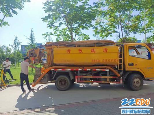 1专业人员对三号楼门前下水道进行排查清理 1专业人员对三号楼门前下水道进行排查清理