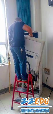 2后勤人员对各教室空调进行排查清理 2后勤人员对各教室空调进行排查清理