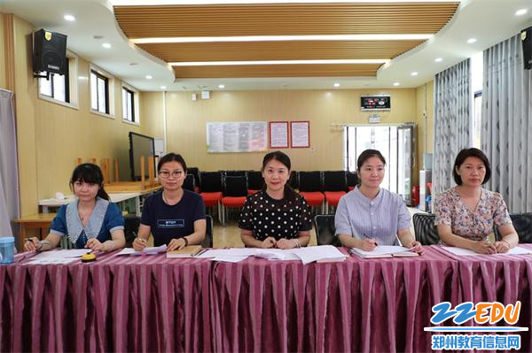 1.郑州市教工幼儿园组成强大的评委团队