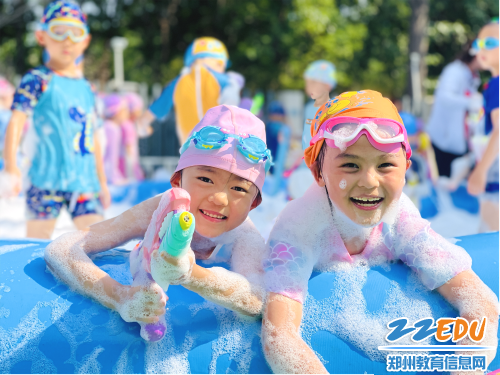 孩子们与水花泡沫共舞,乐享盛夏 孩子们与水花泡沫共舞,乐享盛夏