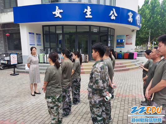 1宿舍教官负责人李金艳对本学期工作进行总结 1宿舍教官负责人李金艳对本学期工作进行总结