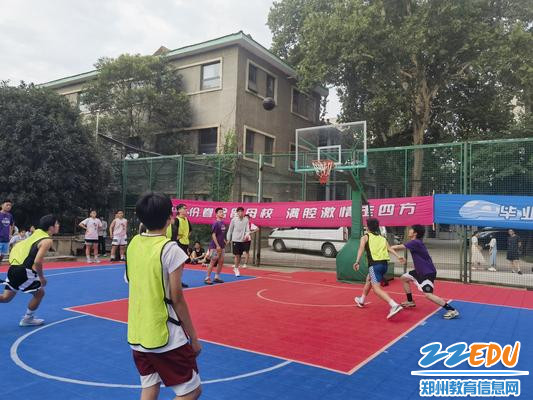 1东西部对抗赛正在进行中 1东西部对抗赛正在进行中