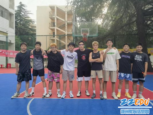 4.2020届的篮球明星队精彩亮相 4.2020届的篮球明星队精彩亮相