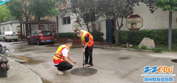 3抢险队巡查校园窨井 3抢险队巡查校园窨井