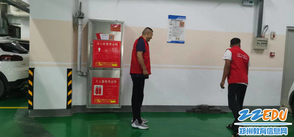 4抢险队排查地下室险情 4抢险队排查地下室险情