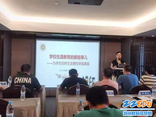长沙市明德中学正高级教师、湖南省“国培”专家库成员陈立军作讲座