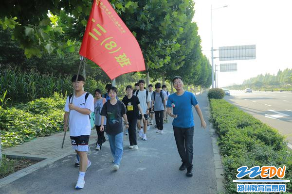 郑州市第十六高级中学举办高三励志远足活动
