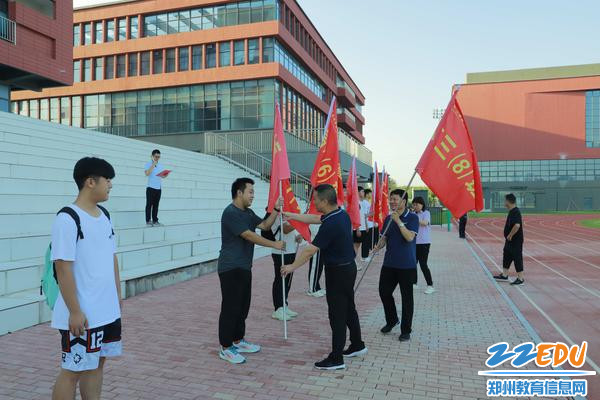 学校党委书记、校长朱红军为各班代表授旗