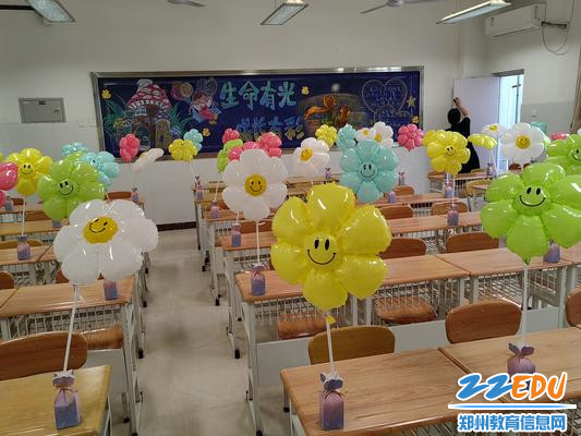 高一（2）班班主任王贝贝正在打扫工具房