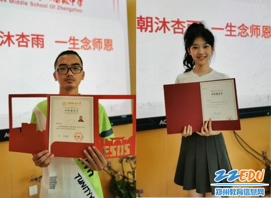 手持录取通知书的两位优秀学子