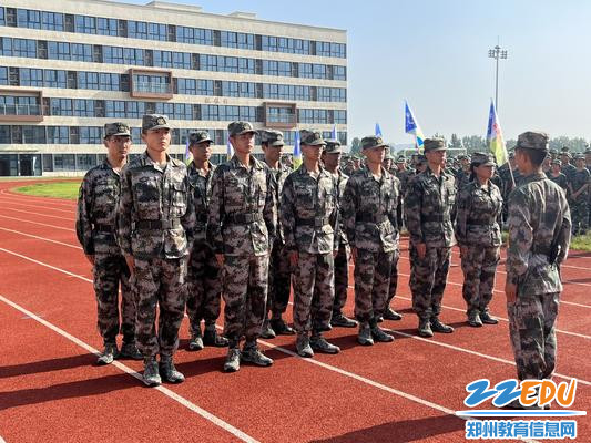 教官团队进行军训内容演练