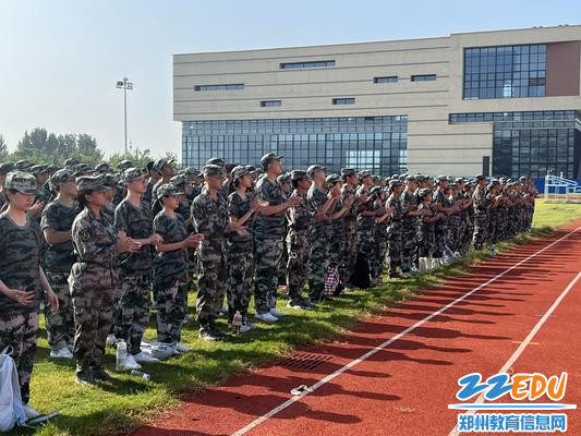 全体师生为教官们的精彩演练鼓掌