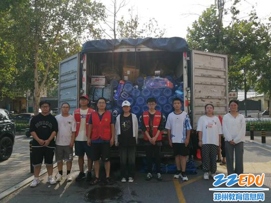 郑州市第十六高级中学师生积极参加救灾募捐志愿服务