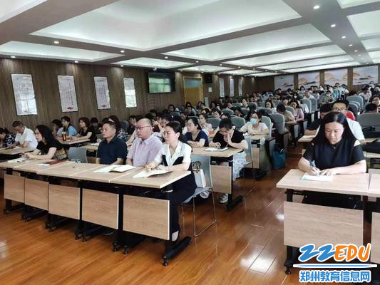 郑州市第六初级中学全体教师参加开班仪式
