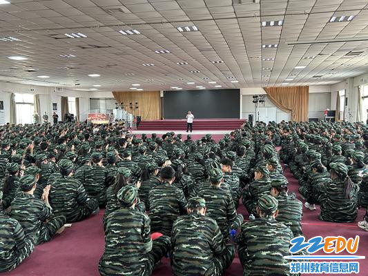 感恩励志报告会现场