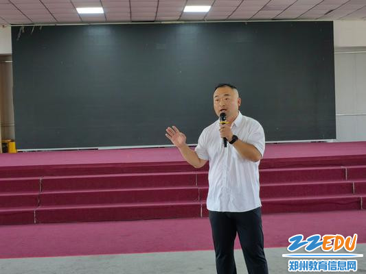 学校青年教师周铁岗在为学生作励志报告
