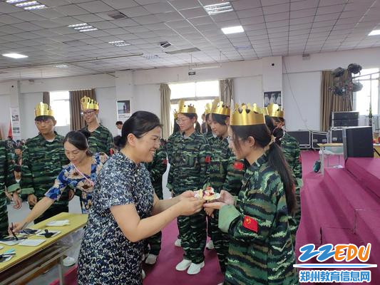 党委书记段亚萍为过生日的学生送上蛋糕