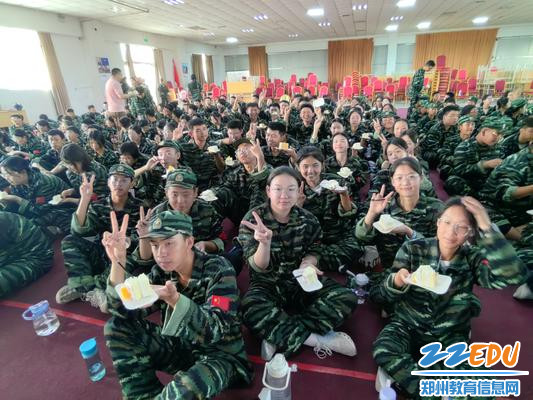 学生共同分享生日的喜悦