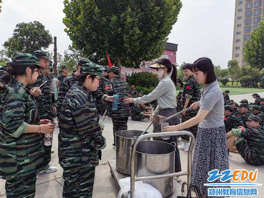 班主任冒着酷暑为学生提供服务